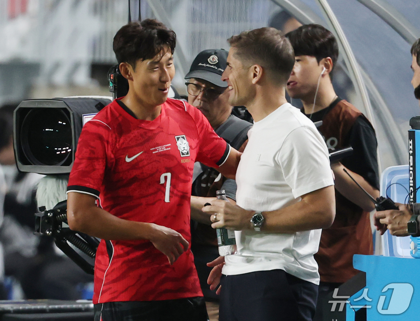 (수원=뉴스1) 김영운 기자 = 24일 경기 수원시 팔달구 수원월드컵경기장에서 열린 축구 국가대표 평가전 대한민국과 에콰도르의 경기, 손흥민이 교체 후 벤치로 향하며 로베르트 모레 …