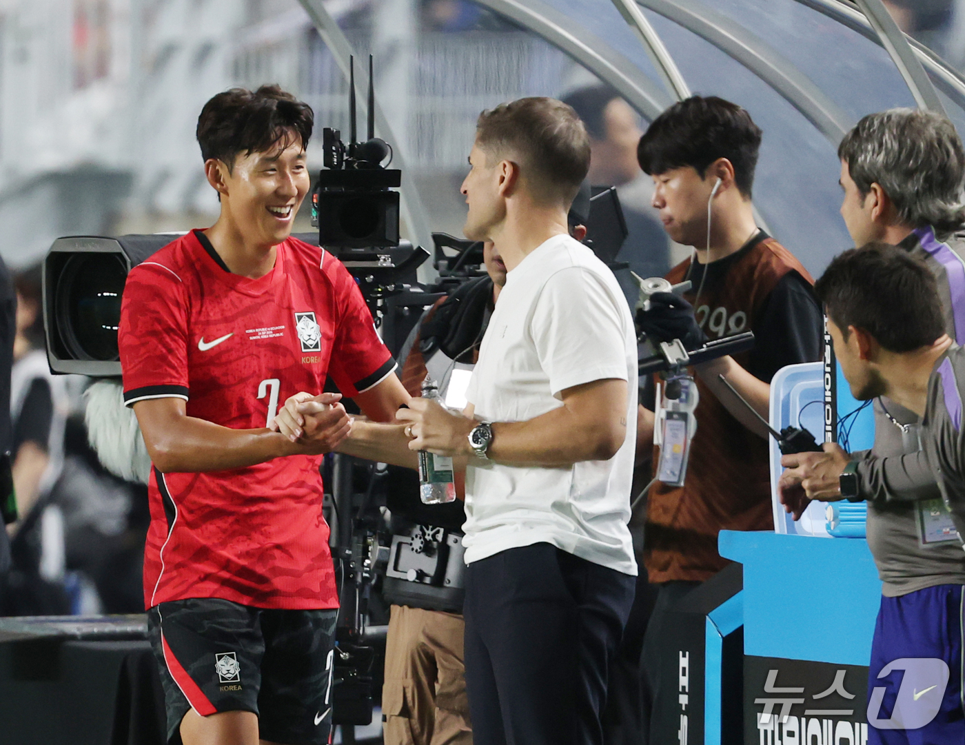 (수원=뉴스1) 김영운 기자 = 24일 경기 수원시 팔달구 수원월드컵경기장에서 열린 축구 국가대표 평가전 대한민국과 에콰도르의 경기, 손흥민이 교체 후 벤치로 향하며 로베르트 모레 …