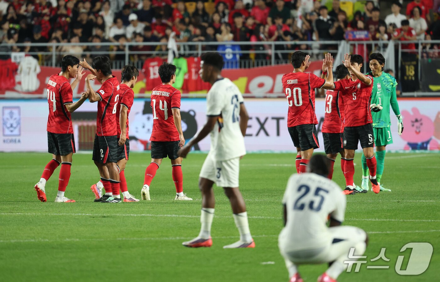 본문 이미지 - 24일 경기 수원시 팔달구 수원월드컵경기장에서 열린 축구 국가대표 평가전 대한민국과 에콰도르의 경기, 3대0 승리를 거둔 대한민국 선수들이 기뻐하고 있다. 2026.9.24 ⓒ 뉴스1 김영운 기자