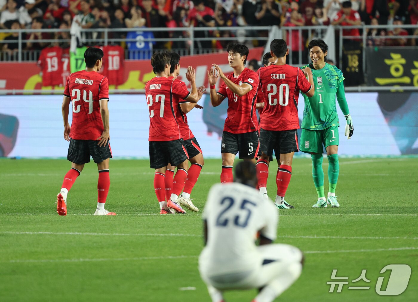 본문 이미지 - 24일 경기 수원시 팔달구 수원월드컵경기장에서 열린 축구 국가대표 평가전 대한민국과 에콰도르의 경기, 3대0 승리를 거둔 대한민국 선수들이 기뻐하고 있다. 2026.9.24 ⓒ 뉴스1 김영운 기자