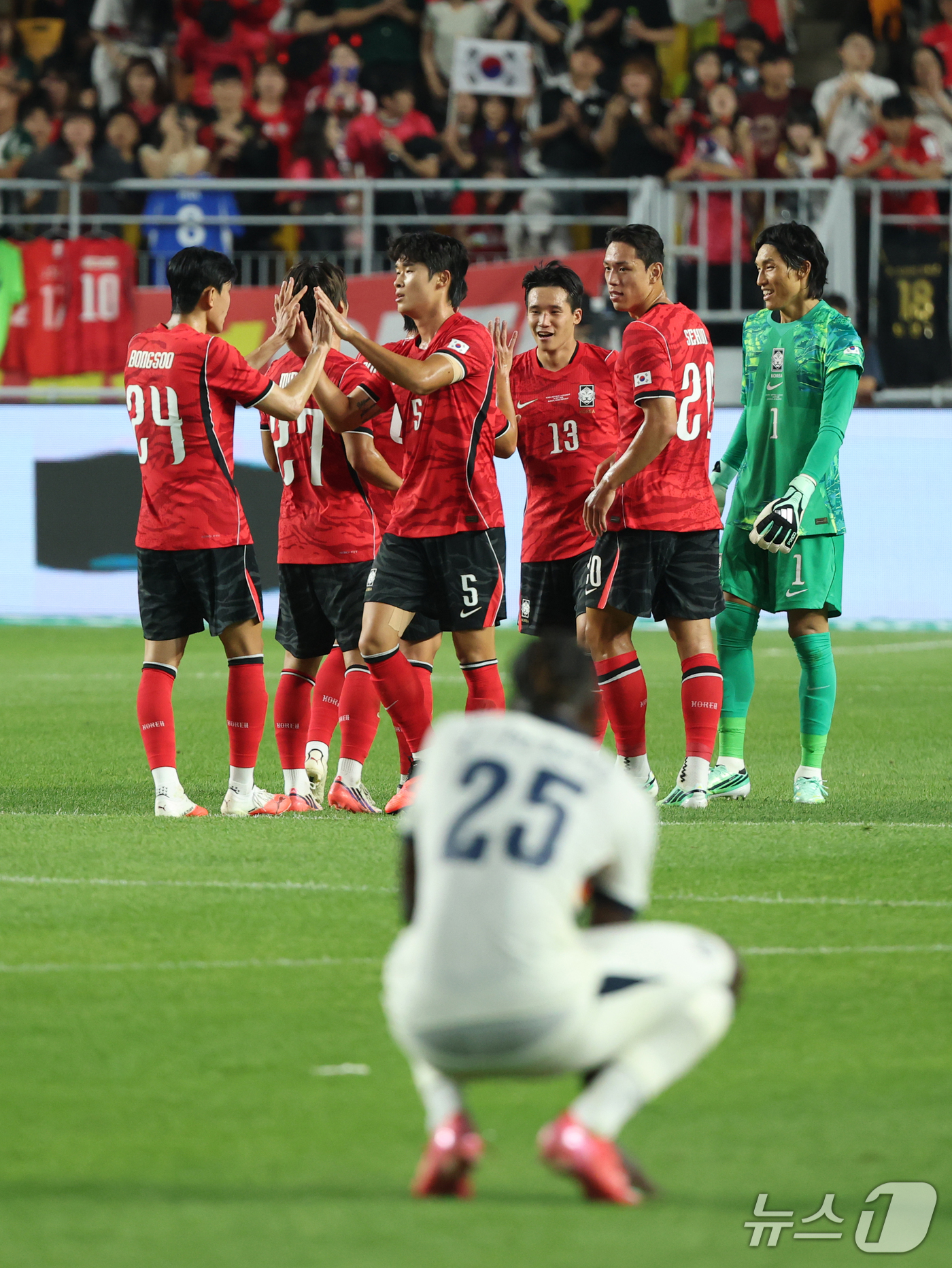 (수원=뉴스1) 김영운 기자 = 24일 경기 수원시 팔달구 수원월드컵경기장에서 열린 축구 국가대표 평가전 대한민국과 에콰도르의 경기, 3대0 승리를 거둔 대한민국 선수들이 기뻐하고 …