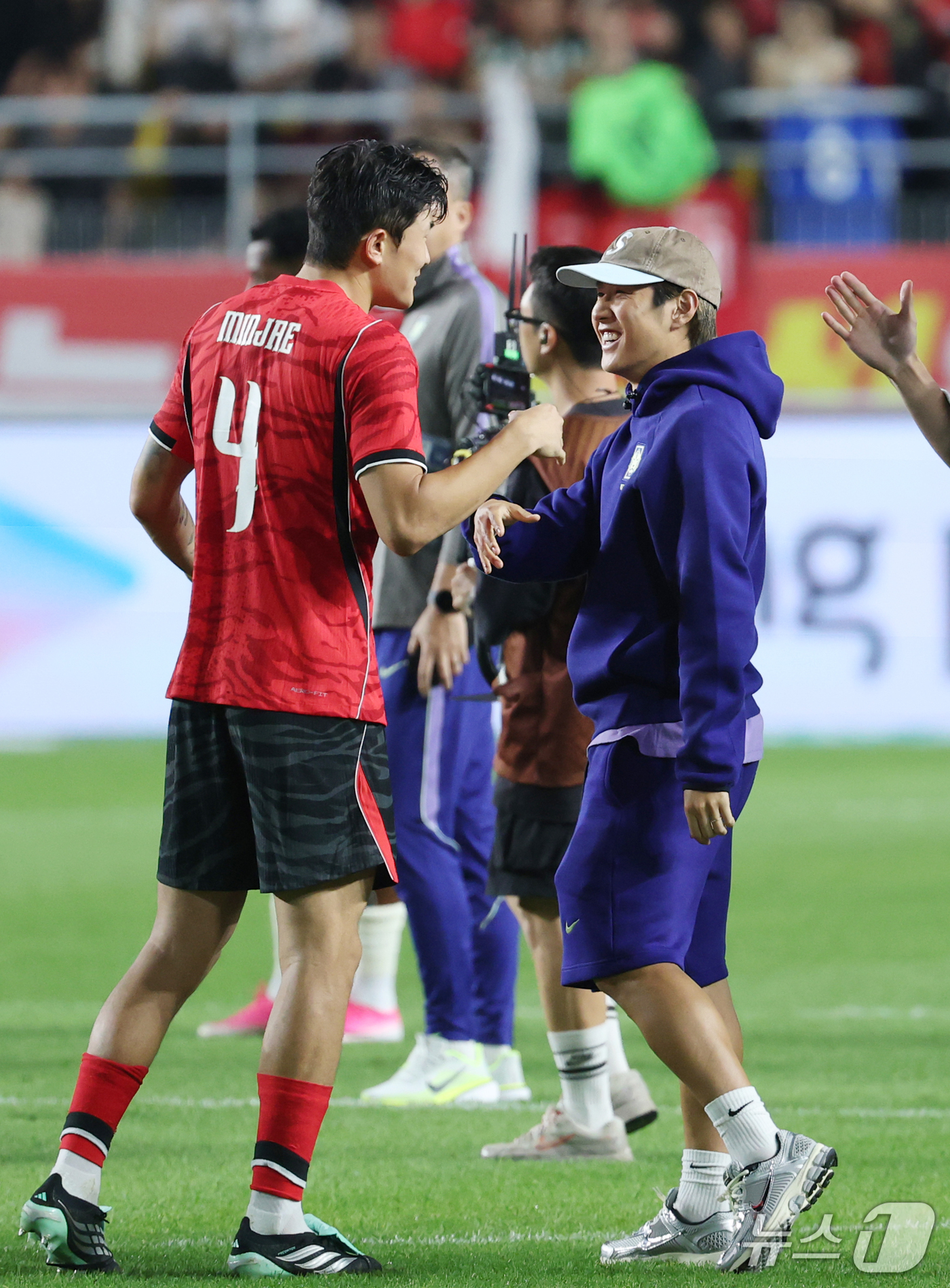 (수원=뉴스1) 김영운 기자 = 24일 경기 수원시 팔달구 수원월드컵경기장에서 열린 축구 국가대표 평가전 대한민국과 에콰도르의 경기, 3대0 승리를 거둔 대한민국 김민재와 이강인이 …