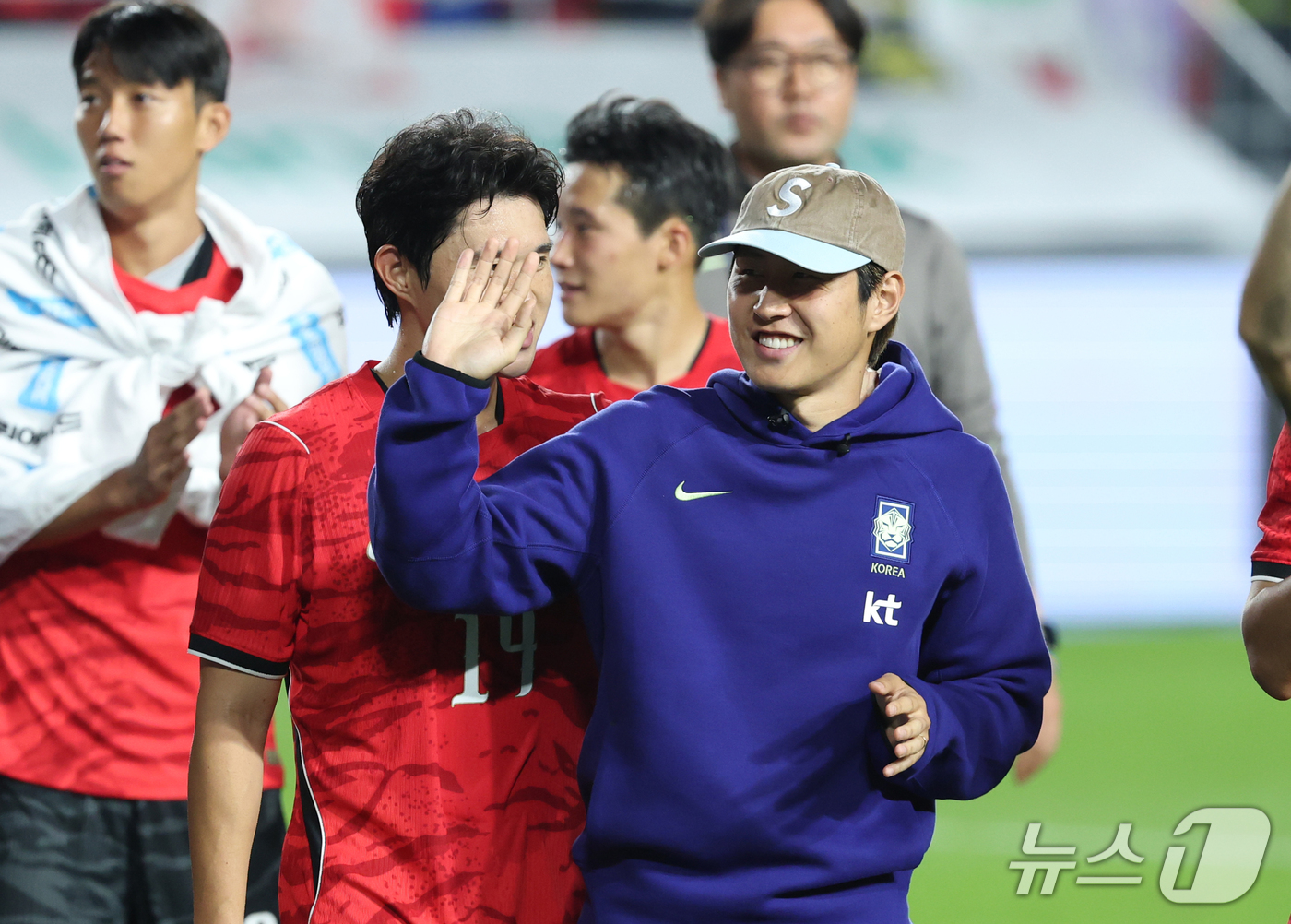 (수원=뉴스1) 김영운 기자 = 24일 경기 수원시 팔달구 수원월드컵경기장에서 열린 축구 국가대표 평가전 대한민국과 에콰도르의 경기, 3대0 승리를 거둔 대한민국 이강인이 관중들에 …