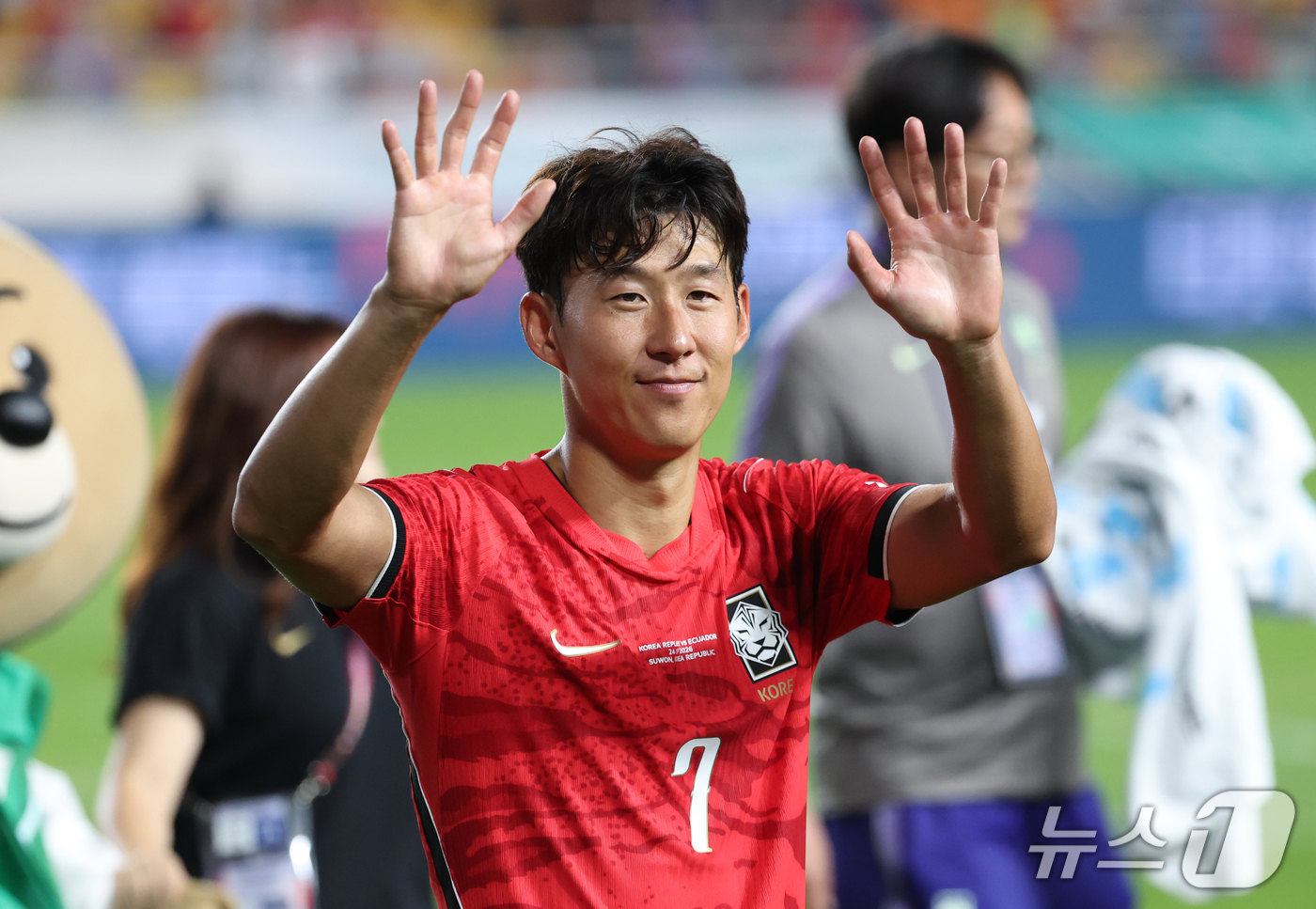 (수원=뉴스1) 김영운 기자 = 24일 경기 수원시 팔달구 수원월드컵경기장에서 열린 축구 국가대표 평가전 대한민국과 에콰도르의 경기, 축구대표팀이 3대0으로 승리했다. 손흥민이 관 …