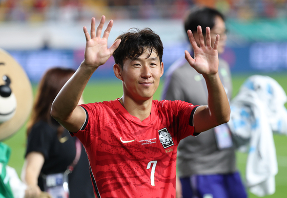 손흥민, 모레노호 데뷔전 완승에도 "한 경기 결과로 들뜨면 안 돼"