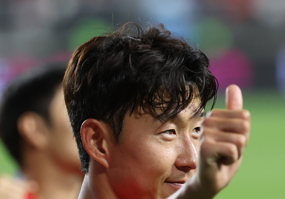 팬들에게 인사하는 손흥민