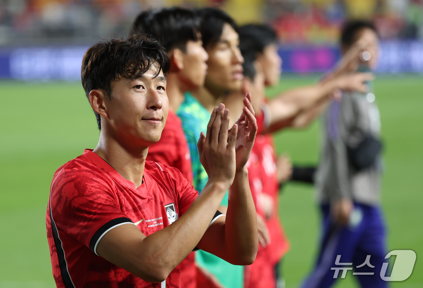(수원=뉴스1) 김영운 기자 = 24일 경기 수원시 팔달구 수원월드컵경기장에서 열린 축구 국가대표 평가전 대한민국과 에콰도르의 경기, 축구대표팀이 3대0으로 승리했다. 손흥민이 관 …