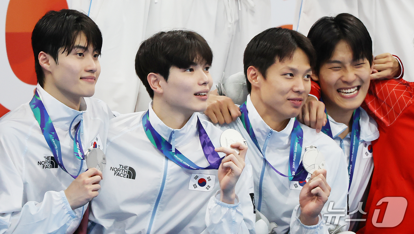(도쿄=뉴스1) 김민지 기자 = 24일 도쿄 아쿠아틱스 센터에서 열린 2026 아이치·나고야 아시안게임 남자 400m 계영 결승 시상식에서 김영범(오른쪽부터), 양재훈, 김지훈, …