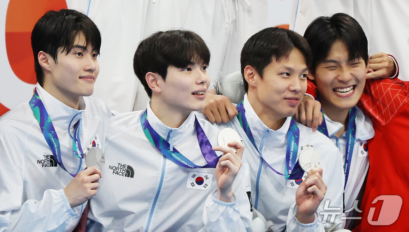 본문 이미지 - 24일 도쿄 아쿠아틱스 센터에서 열린 2026 아이치·나고야 아시안게임 남자 400m 계영 결승 시상식에서 김영범(오른쪽부터), 양재훈, 김지훈, 황선우가 은메달을 들고 미소를 보이고 있다. 2026.9.25 ⓒ 뉴스1 김민지 기자