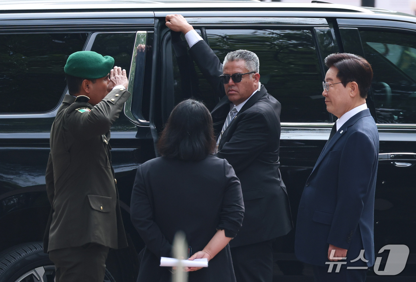 (멕시코시티=뉴스1) 허경 기자 = 이재명 대통령이 24일(현지시간) 멕시코 차폴테펙 공원에서 애국영웅탑에 헌화를 마친 후 경례를 받고 있다. 2026.9.25/뉴스1