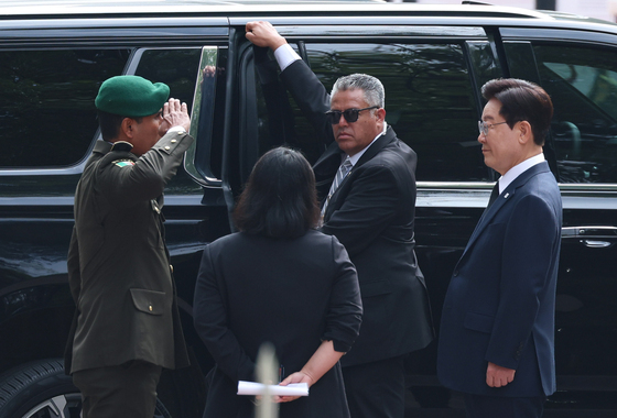 경례 받는 이재명 대통령