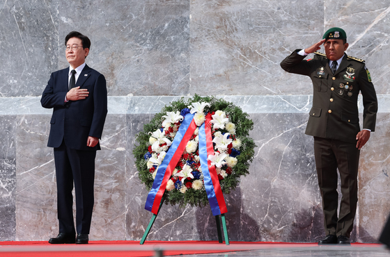 국기에 대한 경례 하는 이재명 대통령