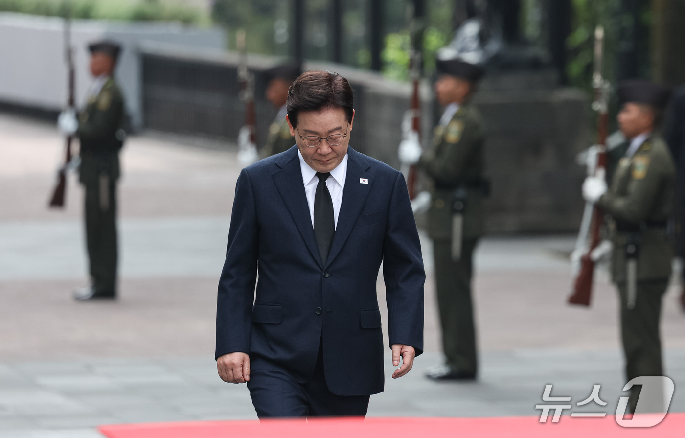 (멕시코시티=뉴스1) 허경 기자 = 이재명 대통령이 24일(현지시간) 멕시코 차폴테펙 공원에서 애국영웅탑에 헌화하기 위해 이동하고 있다. 2026.9.25/뉴스1