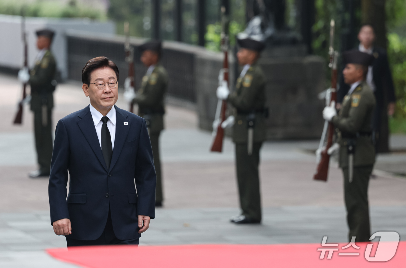 (멕시코시티=뉴스1) 허경 기자 = 이재명 대통령이 24일(현지시간) 멕시코 차폴테펙 공원에서 애국영웅탑에 헌화하기 위해 이동하고 있다. 2026.9.25/뉴스1