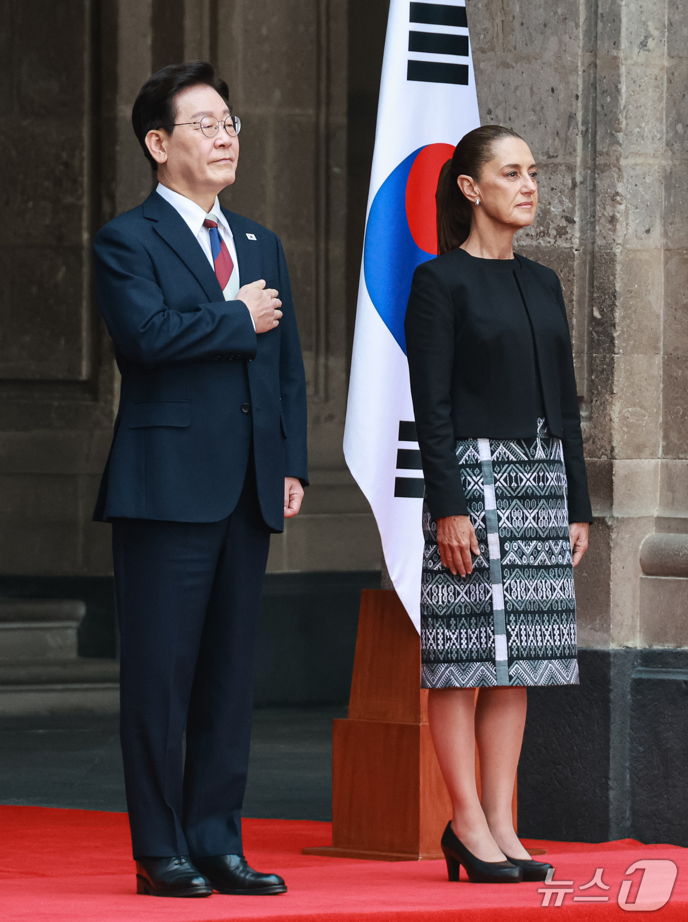 (멕시코시티=뉴스1) 허경 기자 = 이재명 대통령이 24일(현지시간) 멕시코 대통령궁 영빈광장에서 열린 공식 환영식에서 국민의례를 하고 있다. 2026.9.25/뉴스1