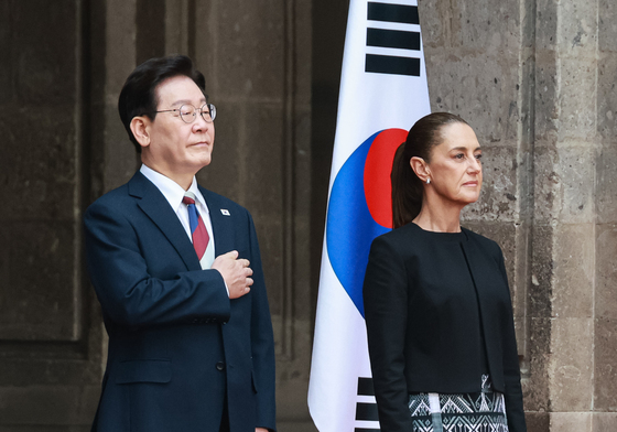 국민의례 하는 이재명 대통령