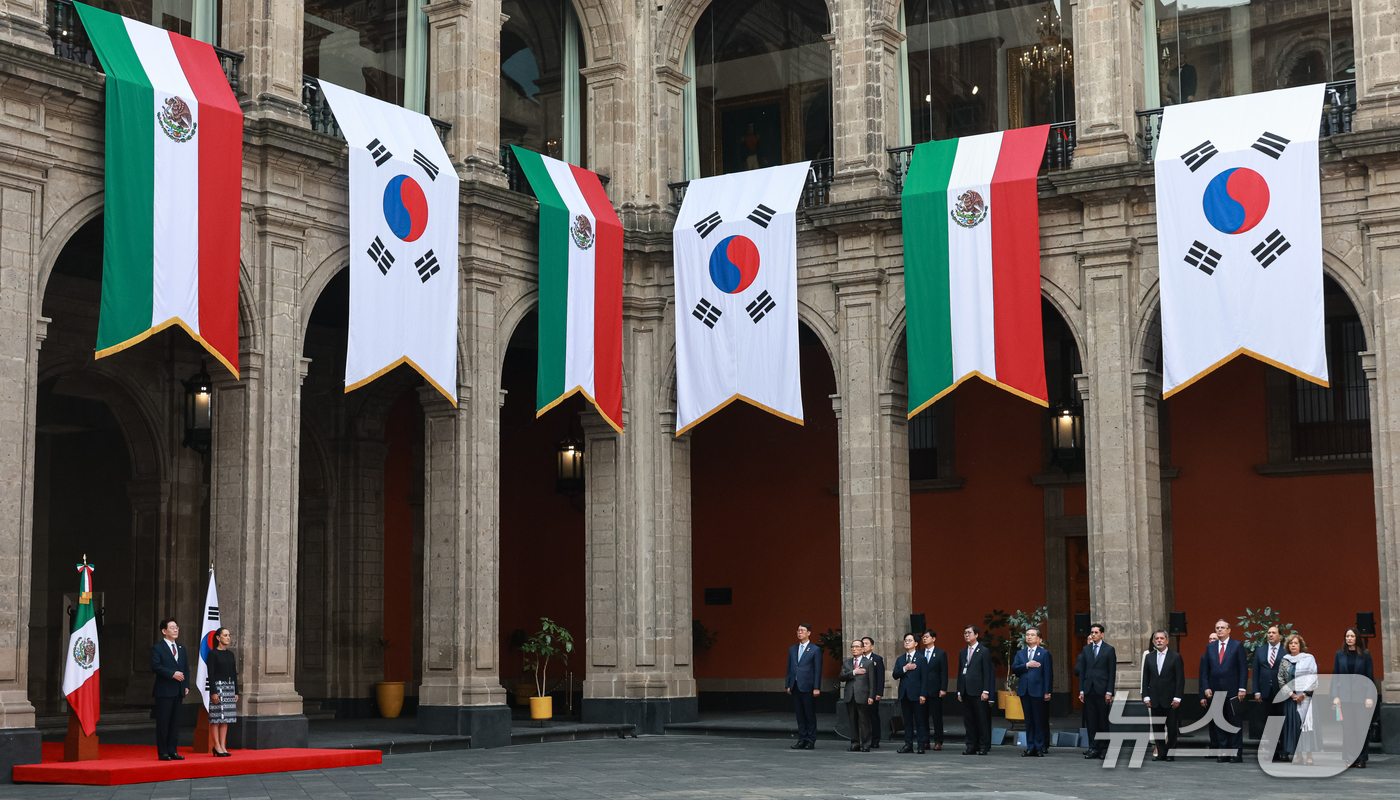 (멕시코시티=뉴스1) 허경 기자 = 이재명 대통령이 24일(현지시간) 멕시코 대통령궁 영빈광장에서 열린 공식 환영식에서 국민의례를 하고 있다. 2026.9.25/뉴스1