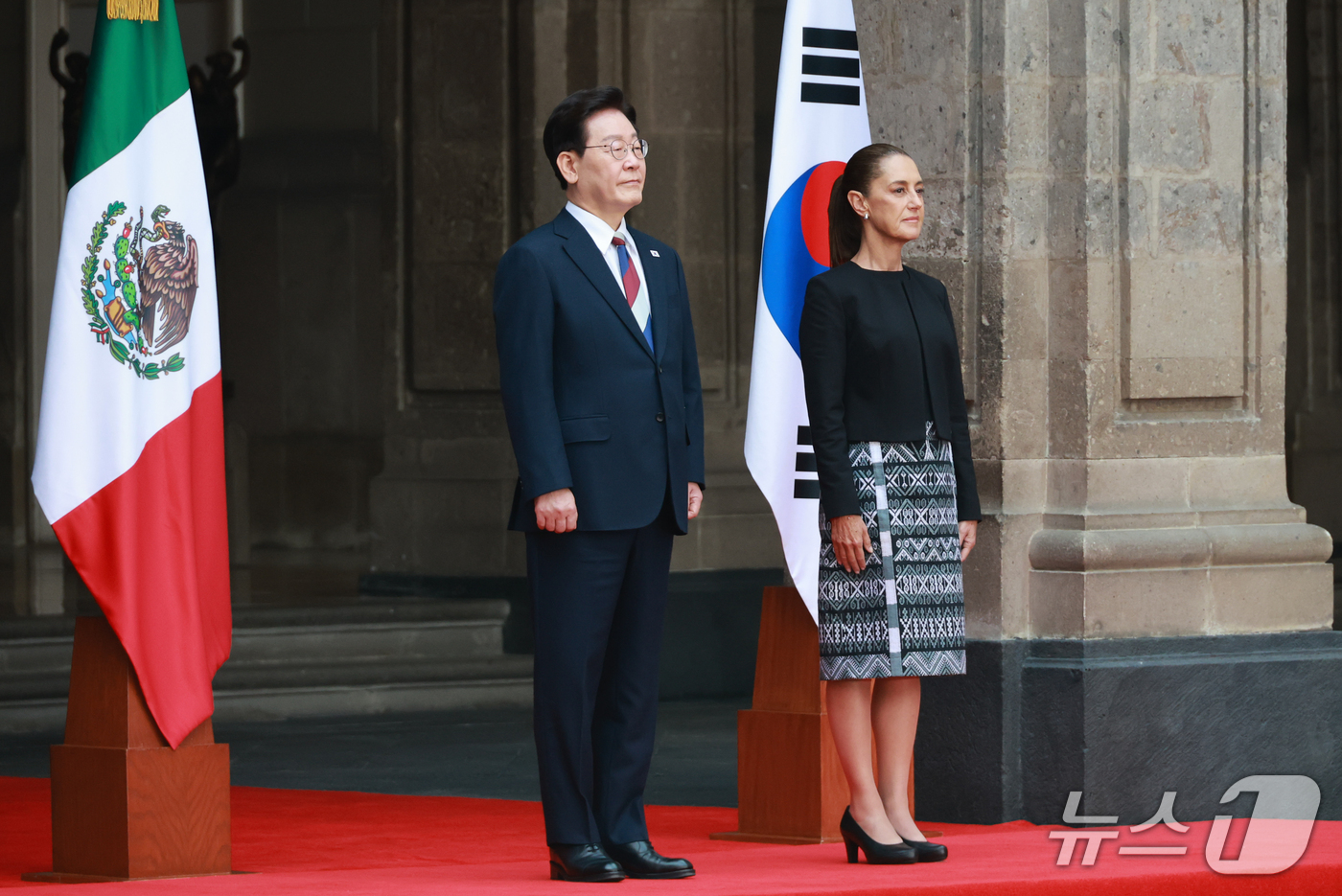 (멕시코시티=뉴스1) 허경 기자 = 이재명 대통령과 클라우디아 셰인바움 멕시코 대통령이 24일(현지시간) 멕시코시티 대통령궁 영빈광장에서 열린 공식 환영식에서 기념촬영을 하고 있다 …