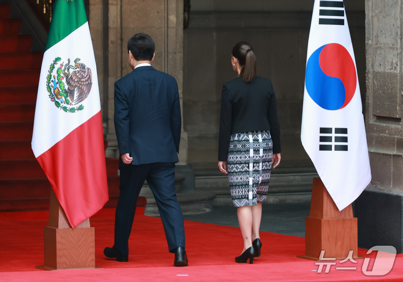 (멕시코시티=뉴스1) 허경 기자 = 이재명 대통령과 클라우디아 셰인바움 멕시코 대통령이 24일(현지시간) 멕시코시티 대통령궁 영빈광장에서 열린 공식 환영식을 마친 후 회담장으로 이 …