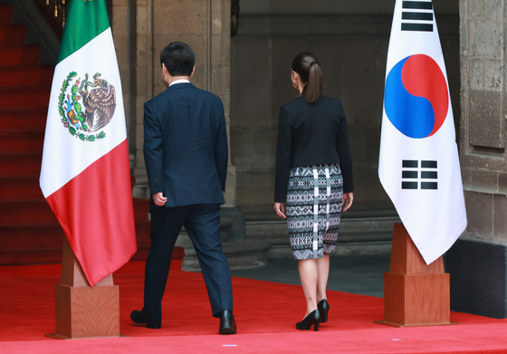 한·멕시코 회담장 향하는 이재명 대통령