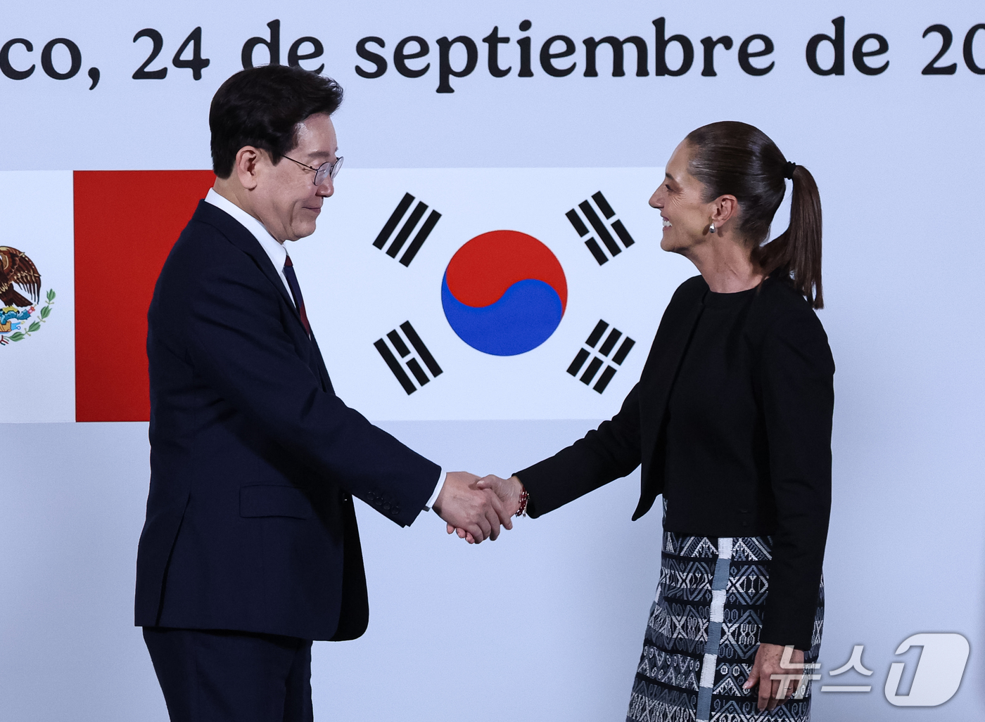 (멕시코시티=뉴스1) 허경 기자 = 이재명 대통령과 클라우디아 셰인바움 멕시코 대통령이 24일(현지시간) 멕시코시티 대통령궁에서 공동언론발표를 마친 후 인사를 나누고 있다. 202 …