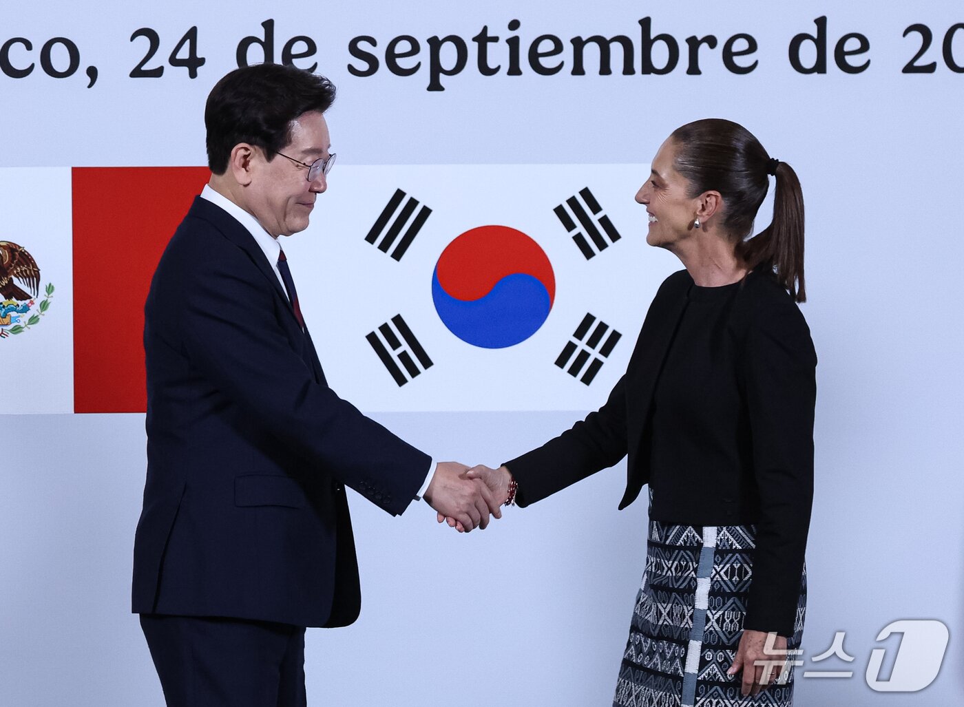 본문 이미지 - 이재명 대통령과 클라우디아 셰인바움 멕시코 대통령이 24일(현지시간) 멕시코시티 대통령궁에서 공동언론발표를 마친 후 인사를 나누고 있다. 2026.9.25 ⓒ 뉴스1 허경 기자