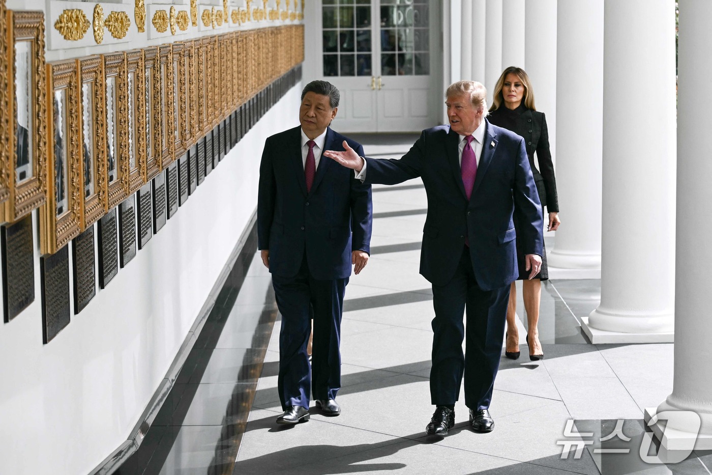(워싱턴 AFP=뉴스1) 최종일 선임기자 = 시진핑 중국 국가주석과 도널드 트럼프 미국 대통령이 24일(현지시간) 미국 워싱턴DC 백악관 장미정원에서 열리는 군사 사열에 참석하기 …