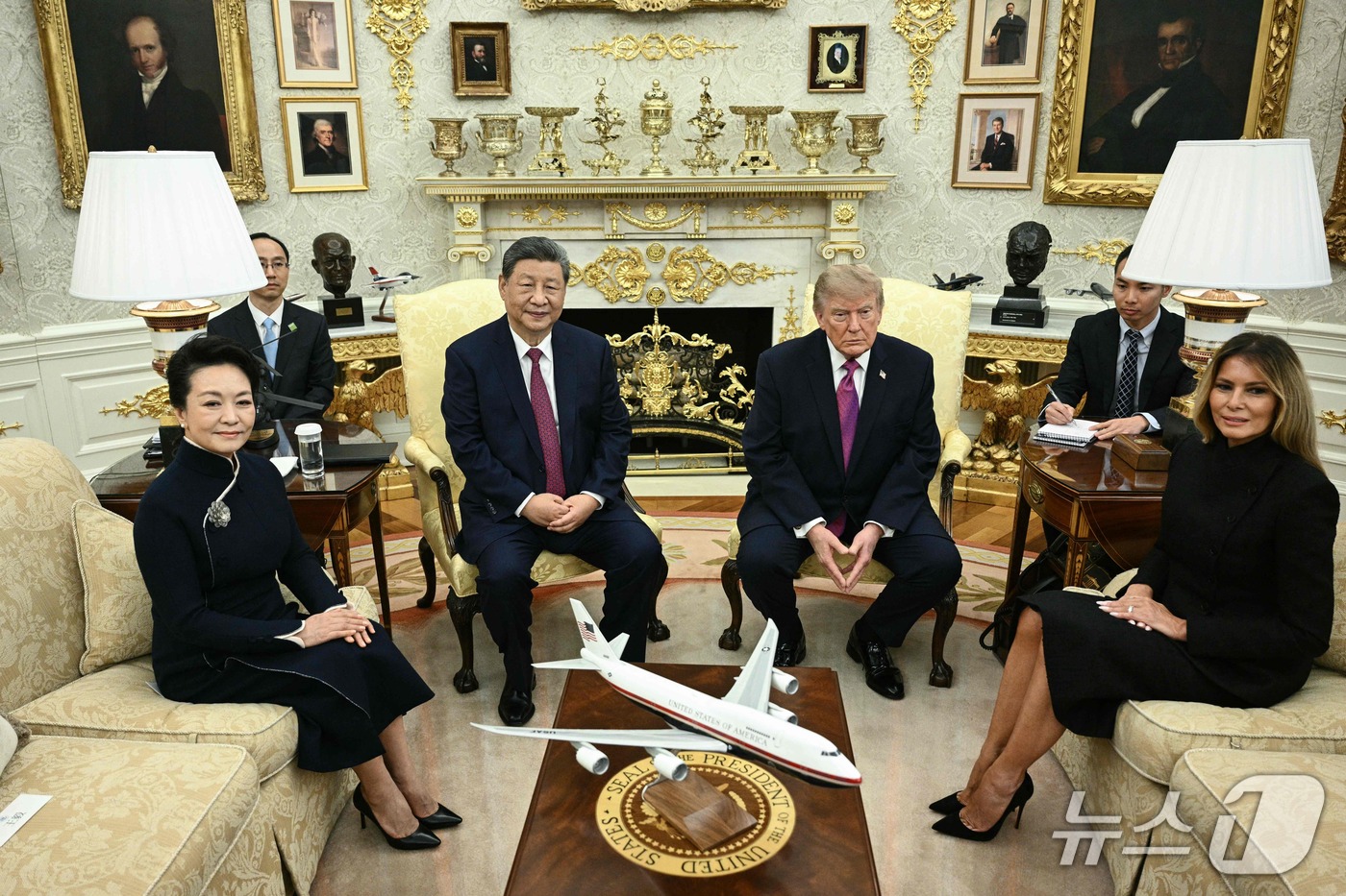 (워싱턴 AFP=뉴스1) 최종일 선임기자 = 시진핑 중국 국가주석과 부인 펑리위안 여사, 도널드 트럼프 미국 대통령과 부인 멜라니아 여사가 24일(현지시간) 미국 워싱턴DC 백악관 …