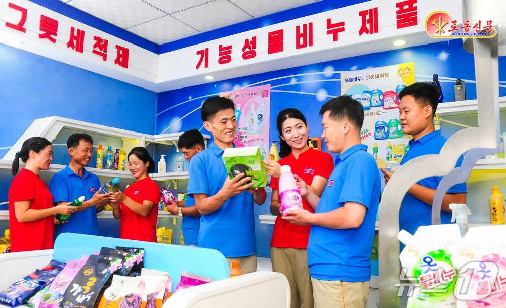 (평양 노동신문=뉴스1) = 북한 노동당 기관지 노동신문은 25일 "영광의 일터에서 일하는 긍지를 안고 제품의 질을 더욱 높여갈 열의에 넘쳐있다"며 용약산비누공장의 모습을 조명했다 …