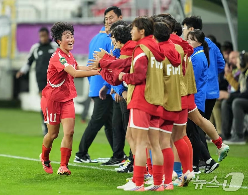 (평양 노동신문=뉴스1) = 북한 노동당 기관지 노동신문은 25일 지난 23일 열린 20세 이하 여자월드컵 준결승전에서 북한대표팀이 콜롬비아를 3대 0으로 꺾고 결승에 진출했다고 …