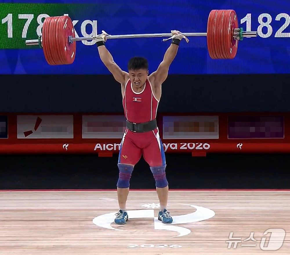 (평양 노동신문=뉴스1) = 25일 북한 노동당 기관지 노동신문은 지난 24일 열린 2026 아이치·나고야 아시안게임 남자 역도 65㎏에 출전한 박명진이 금메달을 획득했다고 보도했 …