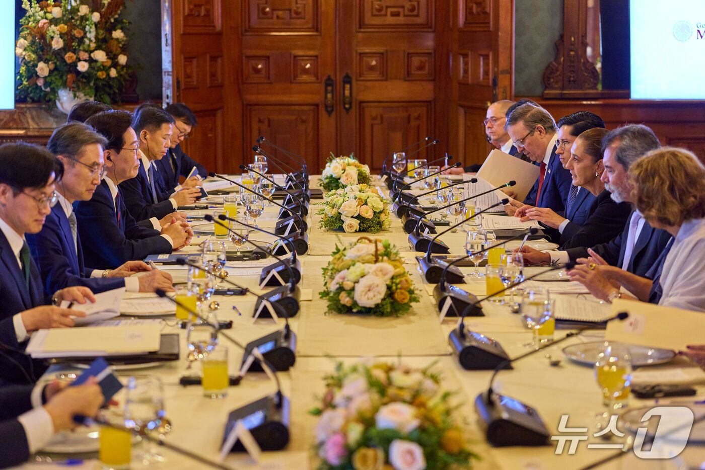 본문 이미지 - 이재명 대통령과 클라우디아 셰인바움 멕시코 대통령이 24일(현지시간) 멕시코시티 대통령궁에서 열린 확대회담을 하고 있다. (공동취재) 2026.9.25 ⓒ 뉴스1 허경 기자
