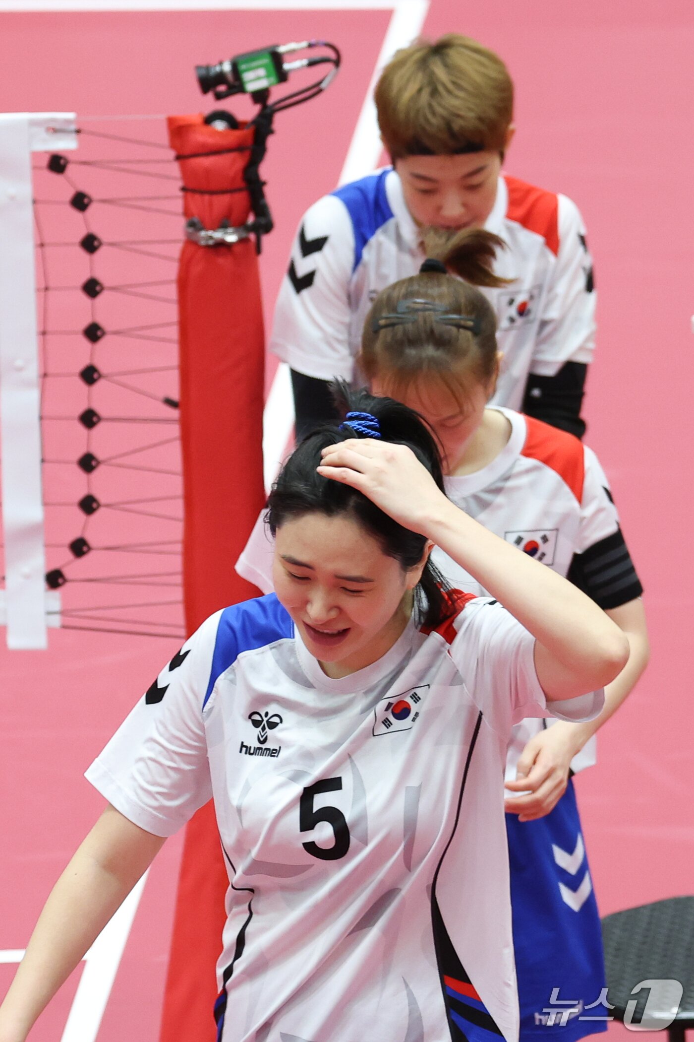 본문 이미지 - 25일 일본 나고야 팔로마 미즈호 아레나에서 열린 2026 아이치·나고야 아시안게임 세팍타크로 여자 팀레구 결승 대한민국과 태국의 경기, 2세트까지 0-2를 기록한 최지나, 이민주, 한예지가 아쉬워하고 있다. 2026.9.25 ⓒ 뉴스1 안은나 기자