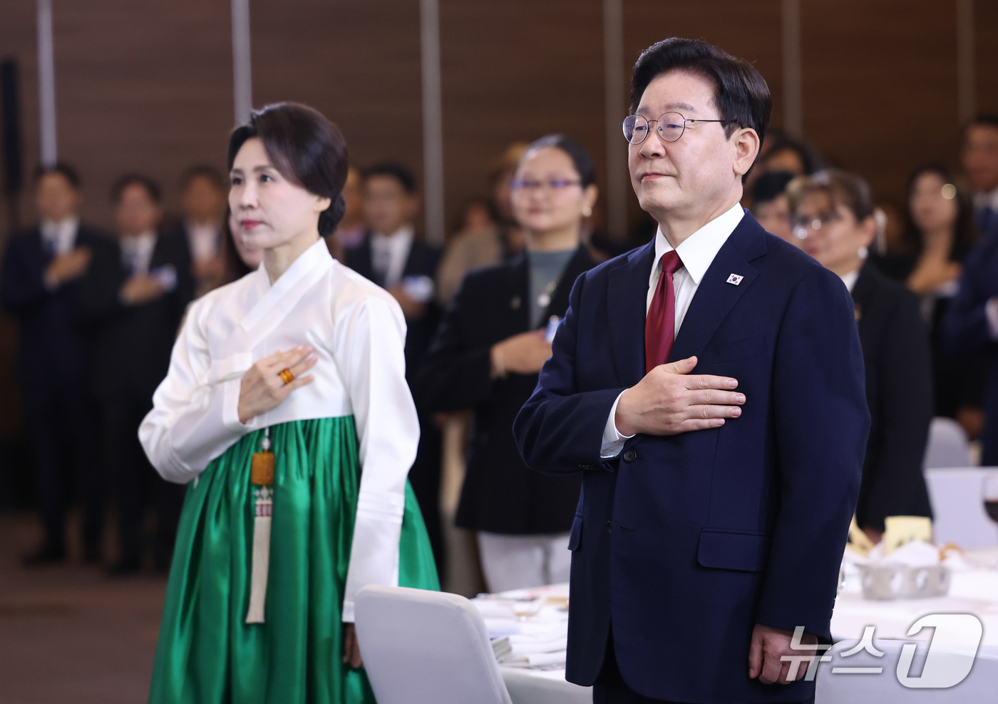 (멕시코시티=뉴스1) 허경 기자 = 이재명 대통령과 김혜경 여사가 24일(현지시간) 멕시코 멕시코시티 한 호텔에서 열린 동포 간담회에서 국민의례를 하고 있다. 2026.9.25/뉴 …