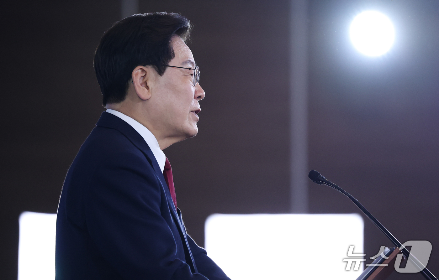 (멕시코시티=뉴스1) 허경 기자 = 이재명 대통령이 24일(현지시간) 멕시코 멕시코시티 한 호텔에서 열린 동포 간담회에서 발언을 하고 있다. 2026.9.25/뉴스1