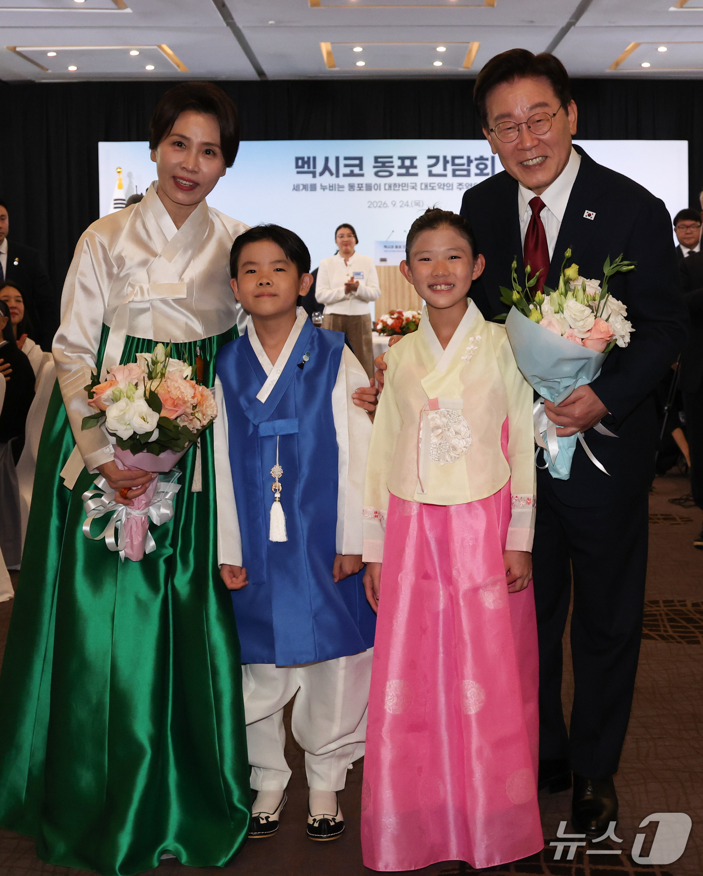 (멕시코시티=뉴스1) 허경 기자 = 이재명 대통령과 김혜경 여사가 24일(현지시간) 멕시코 멕시코시티 한 호텔에서 열린 동포 간담회에서 화동들에게 꽃다발을 전달 받은 후 기념촬영을 …