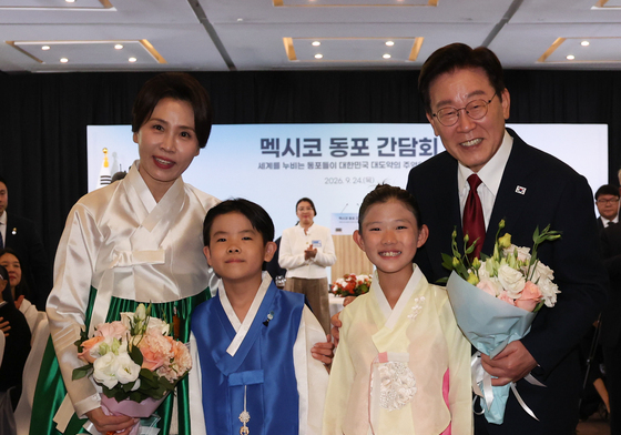 화동들과 기념촬영하는 이재명 대통령 부부