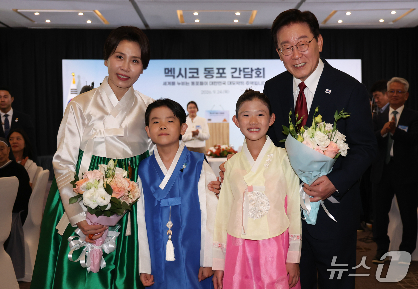 (멕시코시티=뉴스1) 허경 기자 = 이재명 대통령과 김혜경 여사가 24일(현지시간) 멕시코 멕시코시티 한 호텔에서 열린 동포 간담회에서 화동들에게 꽃다발을 전달 받은 후 기념촬영을 …