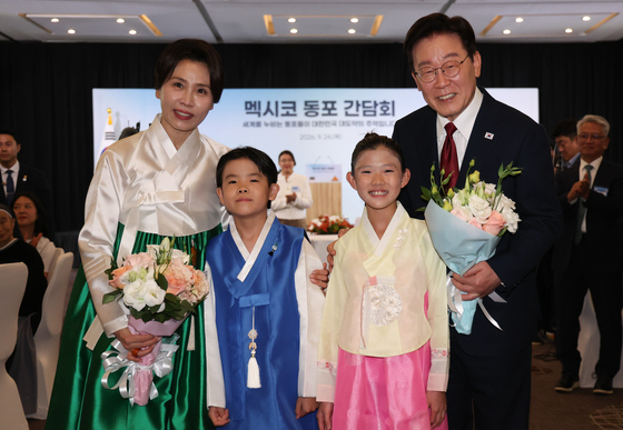 화동들과 기념촬영하는 이재명 대통령 부부
