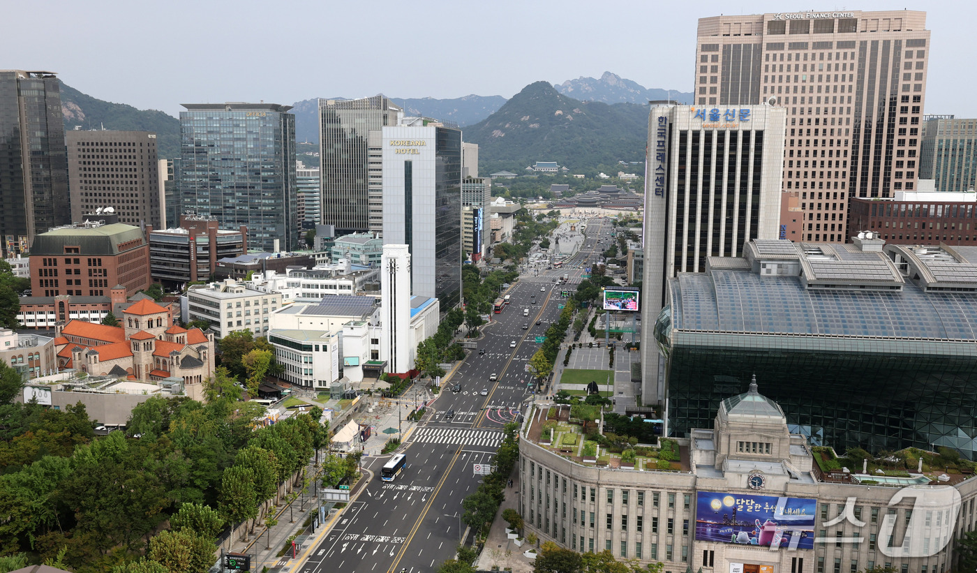 (서울=뉴스1) 박세연 기자 = 추석인 25일 서울 종로구 광화문광장과 세종대로를 비롯한 서울 도심이 한산한 모습을 보이고 있다. 2026.9.25/뉴스1