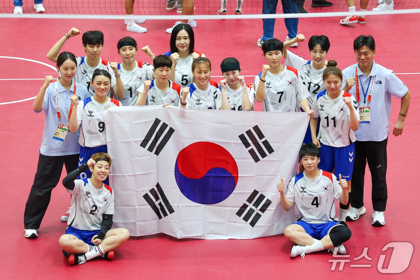 본문 이미지 - 25일 일본 나고야 팔로마 미즈호 아레나에서 열린 2026 아이치·나고야 아시안게임 세팍타크로 여자 팀레구 결승 대한민국과 태국의 경기에서 패배 후 은메달을 확정지은 한국 선수들이 태극기를 들고 기념 촬영을 하고 있다. 2026.9.25 ⓒ 뉴스1 안은나 기자