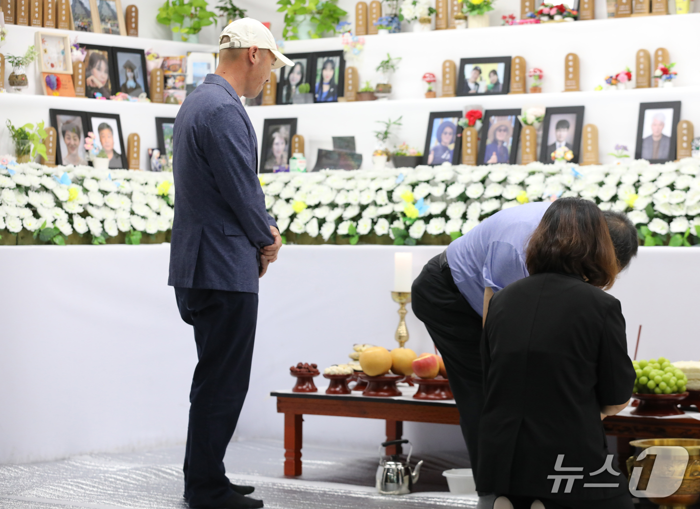 (무안=뉴스1) 안재영 기자 = 추석인 25일 12·29 제주항공 여객기 참사 유가족들이 무안국제공항에서 합동 차례를 지내고 있다. 2026.9.25/뉴스1