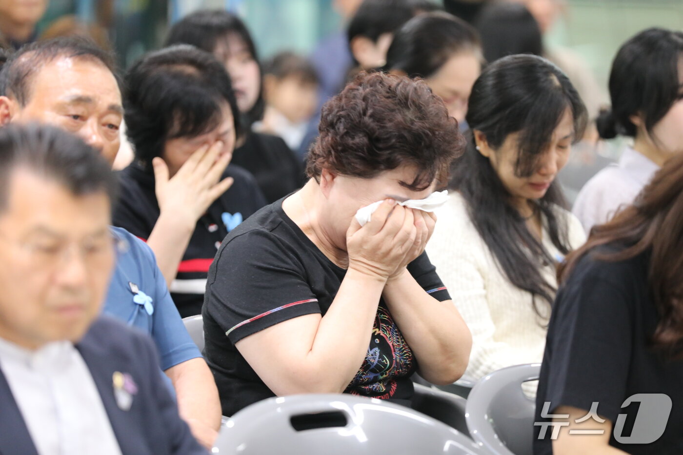 본문 이미지 - 추석인 25일 무안국제공항에서 열린 합동 차례에서 12·29 제주항공 여객기 참사 유가족들이 오열하고 있다. 2026.9.25 ⓒ 뉴스1 안재영 기자