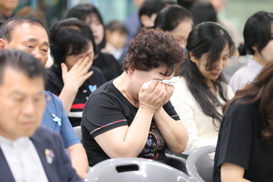 합동 차례서 오열하는 제주항공 참사 유가족들