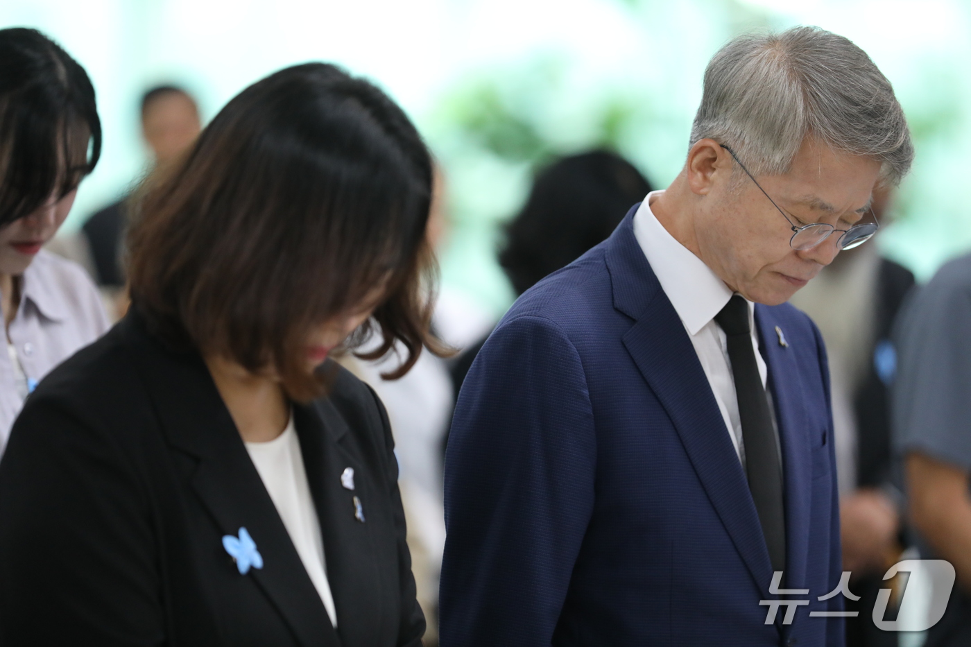 (무안=뉴스1) 안재영 기자 = 민형배 전남광주통합특별시장이 25일 무안국제공항에서 열린 제주항공 여객기 참사 희생자 합동 차례에서 묵념하고 있다. 2026.9.25/뉴스1