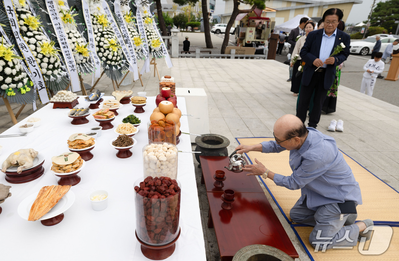 (파주=뉴스1) 이종수 기자 = 추석인 25일 오전 경기도 파주 임진각 망배단에서 열린 제57회 합동경모대회에 참석한 실향민 가족들이 헌화 및 차례를 지내고 있다. 2026.9.2 …