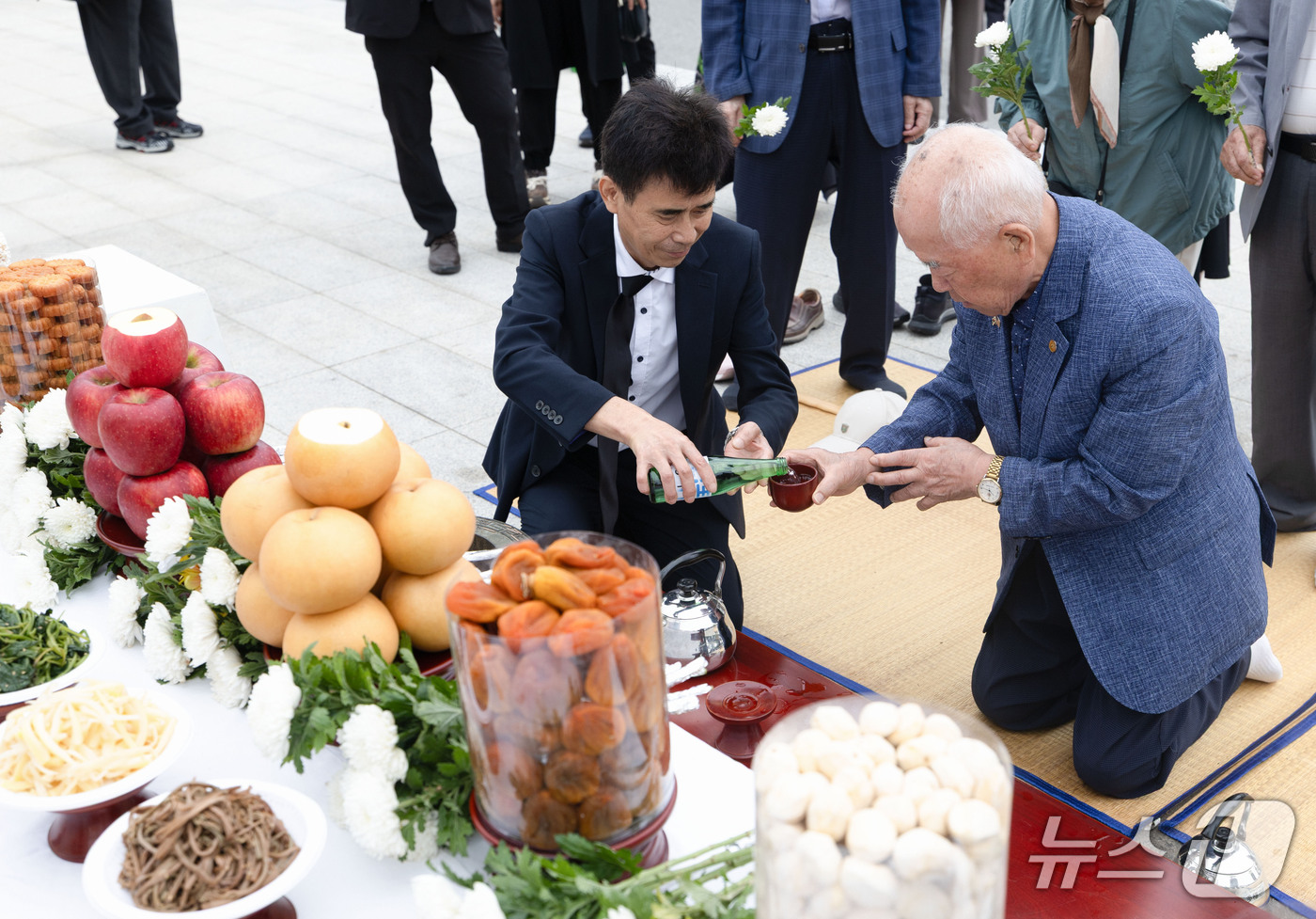(파주=뉴스1) 이종수 기자 = 추석인 25일 오전 경기도 파주 임진각 망배단에서 열린 제57회 합동경모대회에 참석한 실향민 가족들이 헌화 및 차례를 지내고 있다. 2026.9.2 …