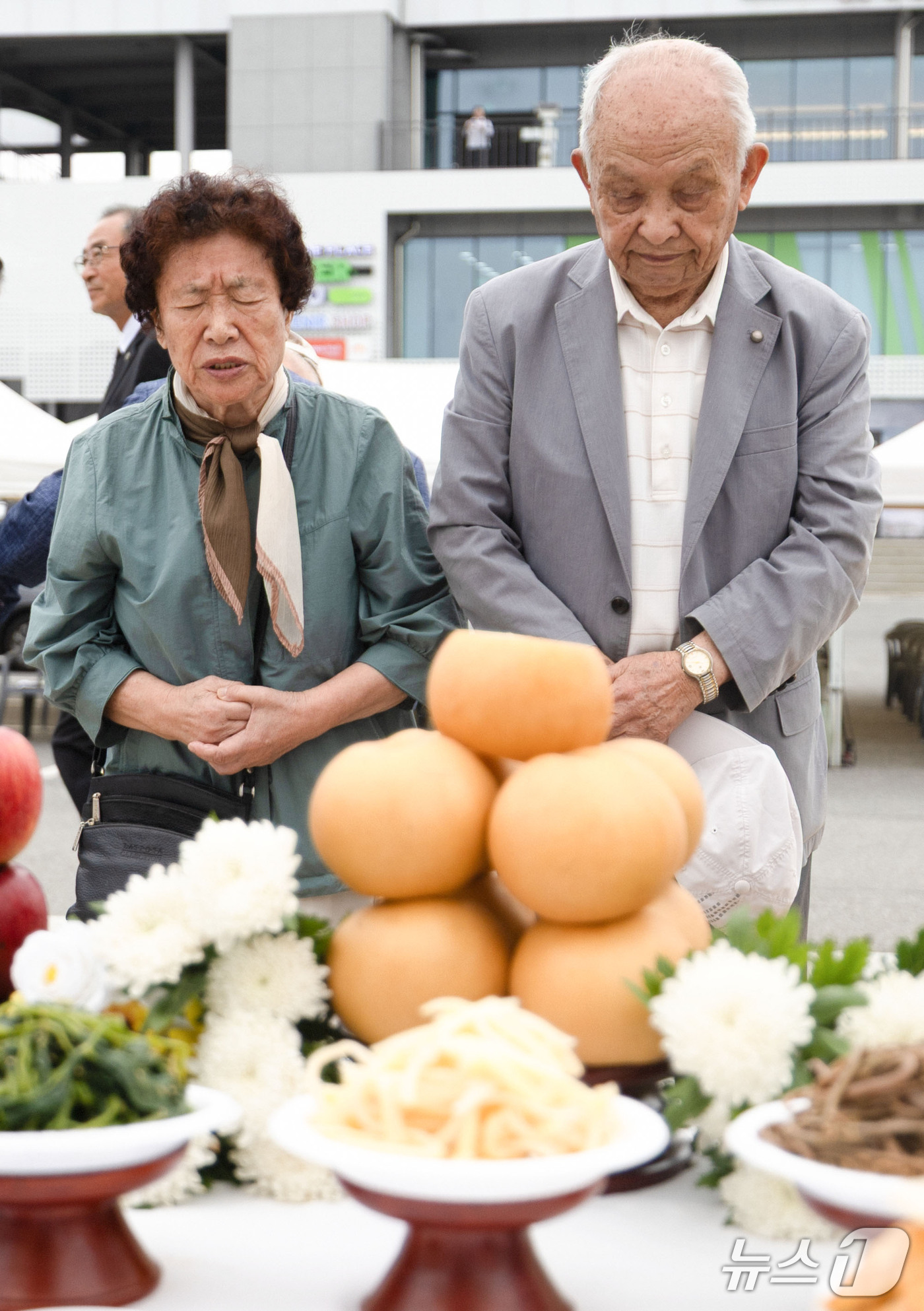(파주=뉴스1) 이종수 기자 = 추석인 25일 오전 경기도 파주 임진각 망배단에서 열린 제57회 합동경모대회에 참석한 실향민 가족들이 헌화 및 차례를 지내고 있다. 2026.9.2 …