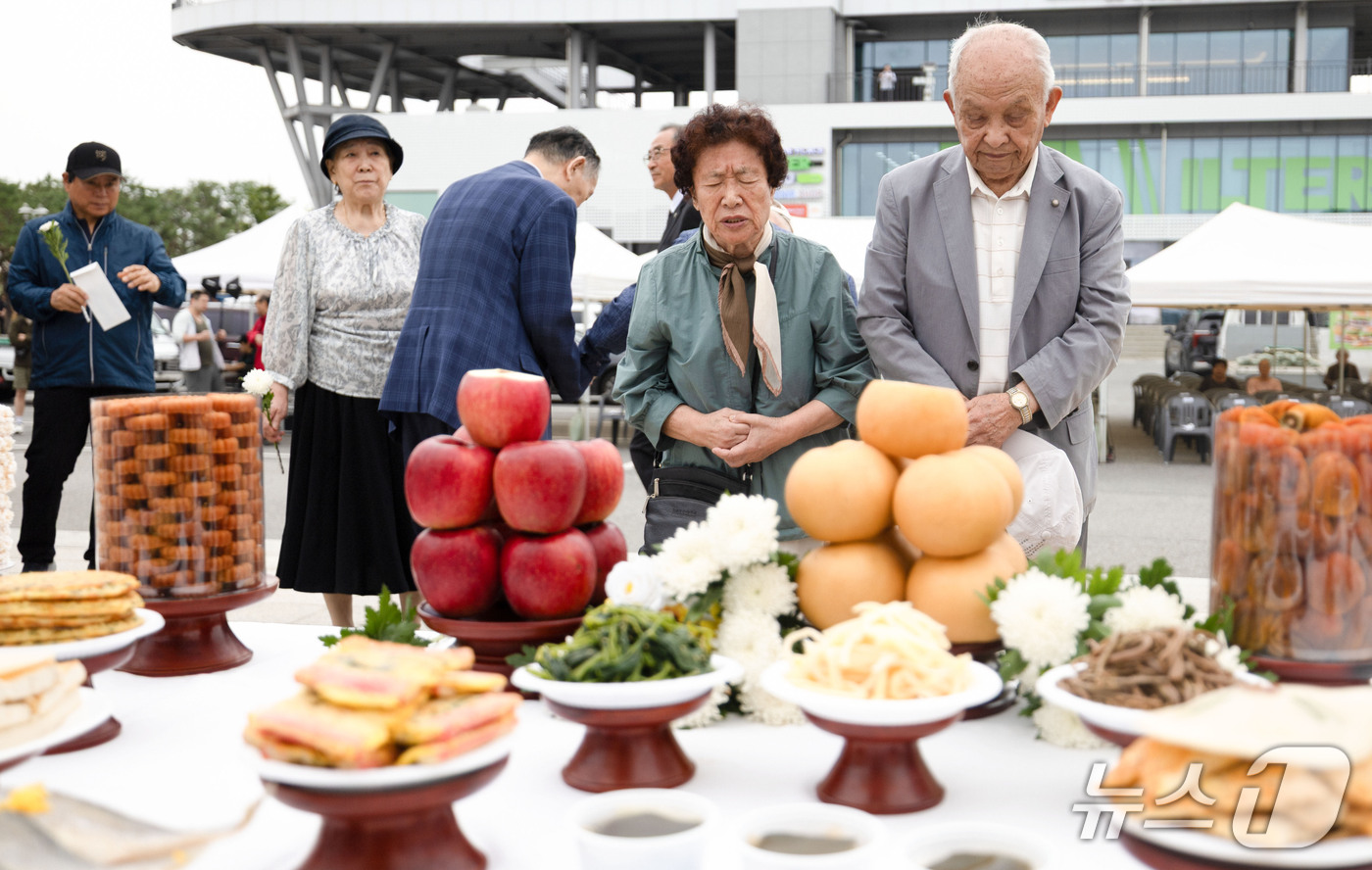 (파주=뉴스1) 이종수 기자 = 추석인 25일 오전 경기도 파주 임진각 망배단에서 열린 제57회 합동경모대회에 참석한 실향민 가족들이 헌화 및 차례를 지내고 있다. 2026.9.2 …