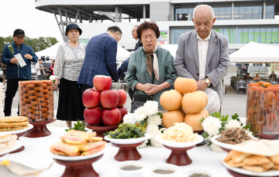 임진각에서 차례 지내는 실향민